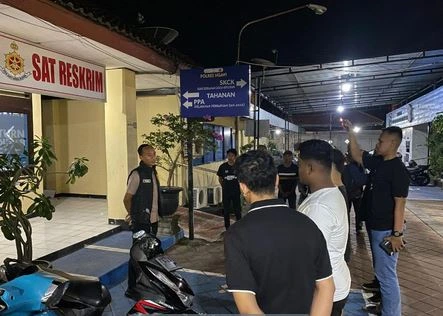 Konvoi Sambil Tembakkan Kembang Api, Remaja Ngawi Nyaris Celakai Warga Foto BeritaJatim.com