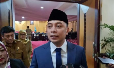 Wali Kota Surabaya Sebut Warga Tidak Menolak Bendera One Piece Ditertibkan Foto BeritaJatim.com