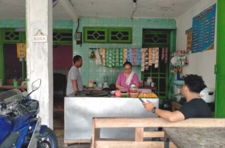 Kedai Roti Canai Bu Endah di Kediri Tawarkan Puluhan Varian Rasa Foto BeritaJatim.com