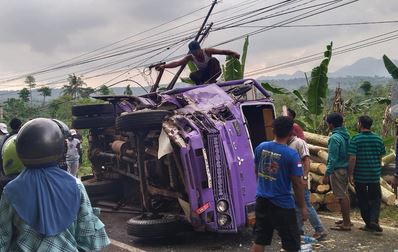 Hyundai Atoz dan Truk Terlibat Kecelakaan di Curahdami Bondowoso Foto BeritaJatim.com