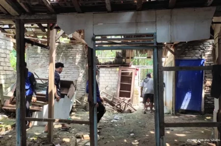 SRPB Tuban Perbaiki Rumah Tidak Layak Huni untuk Penyandang Disabilitas Mental di Bangilan Foto BeritaJatim.com