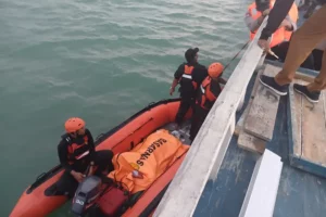 ABK KMP Putra Leo Bahari Tewas Terjatuh di Perairan Pulau Raas Foto BeritaJatim.com