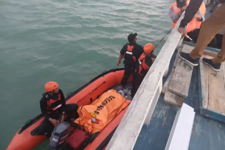 ABK KMP Putra Leo Bahari Tewas Terjatuh di Perairan Pulau Raas Foto BeritaJatim.com