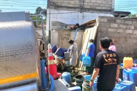 BPBD Pasuruan Mulai Salurkan Air Bersih ke Desa Terdampak Kekeringan Foto BeritaJatim.com