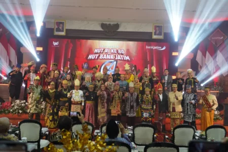 Rayakan HUT ke-64 Sekaligus HUT ke-80 RI, Bank Jatim Gelar Defile Pakaian Adat Nusantara Foto BeritaJatim.com