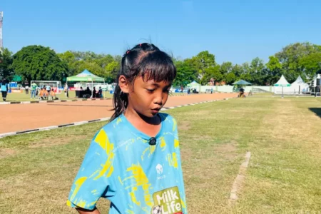 Bilqis Nur Hidayah, Siswi SDN Klampis Ngasem 1 Curi Perhatian di MilkLife Soccer Challenge Surabaya 2025 Foto BeritaJatim.com
