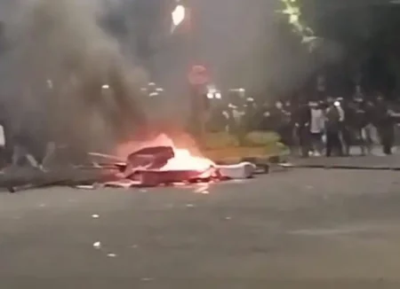 Tak Ada Kerusuhan, Kendati Aksi Demo di Jember Ditutup dengan Lemparan Bom Molotov Foto BeritaJatim.com