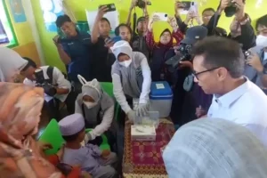 Menkes Budi Gunadi Tinjau Imunisasi Campak di Sumenep, 11.000 Vaksin Disiapkan Foto BeritaJatim.com