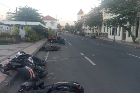 Aksi Demo di Polrestabes Surabaya Berujung Bentrok, Massa Ditangkap Polisi Foto BeritaJatim.com