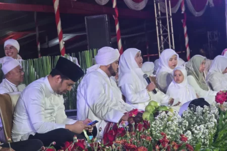 Dzikir dan Sholawat 80 Tahun Kemerdekaan RI Bersama Habib Syech di Grahadi, Khofifah: Makin Sejuk Jatim, Makin Damai Indonesia Foto BeritaJatim.com