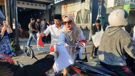 Di Tengah Polemik Bendera One Piece, Gerindra Blitar Bagikan 500 Bendera Merah Putih Foto BeritaJatim.com
