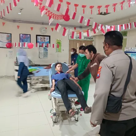 Diduga Mabuk Mengendarai Motor, Warga Gresik Tabrak Trotoar Hingga Gegar Otak Foto BeritaJatim.com