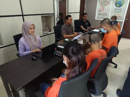 Satreskoba Gresik Bongkar Jaringan Narkoba, Sita 2,38 Gram Sabu dan 2.980 Pil Koplo Foto BeritaJatim.com
