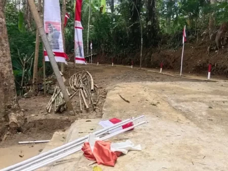 Sungguh Tidak Terpuji, 12 Bendera Merah Putih dan Umbul-umbul di Pacitan Dirusak Orang Foto BeritaJatim.com