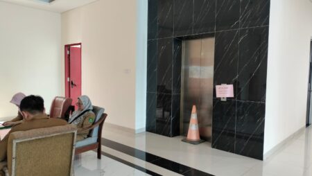 Lift Gedung DPRD Sumenep Rusak, Staf Dewan Terjebak 2 Jam Foto BeritaJatim.com