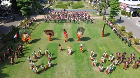 Diiringi Tarian Reog, Bendera Merah Putih Berkibar Massal di Ponorogo Foto BeritaJatim.com
