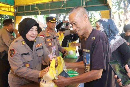 Jual Sembako Harga di Bawah Pasar, Polres Sumenep Gelar Gerakan Pangan Murah Foto BeritaJatim.com