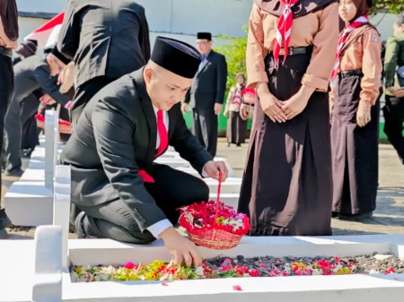 Jelang HUT ke-80 RI, Mas Rusdi Ziarah ke TMP Bangil Foto BeritaJatim.com
