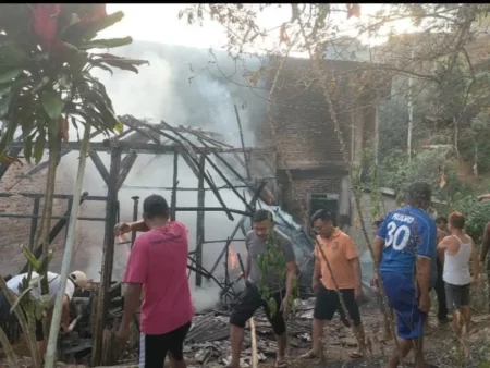 Gudang di Pasar Tegalombo Pacitan Ludes Terbakar, Diduga Akibat Pembakaran Sampah Foto BeritaJatim.com