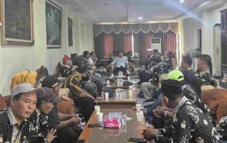 Nelayan Lamongan Adukan Lambannya Perizinan Kapal di Atas 20 GT ke Bupati Foto BeritaJatim.com