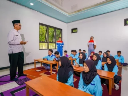 Dari Hutan ke Kelas: Kisah Kolaborasi PEPC & PKBM Wana Bhakti Membuka Pintu Pendidikan di Bumi Angling Dharma Foto BeritaJatim.com