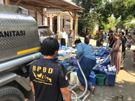 Empat Desa di Pasuruan Kekeringan, BPBD Intensif Dropping Air Bersih untuk Warga Foto BeritaJatim.com