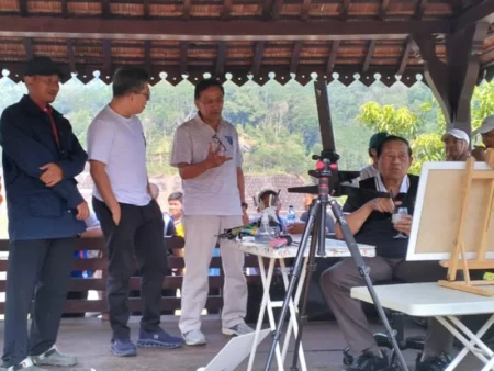 SBY Kembali Menyalurkan Hobi Melukis di Waduk Tukul Pacitan Foto BeritaJatim.com