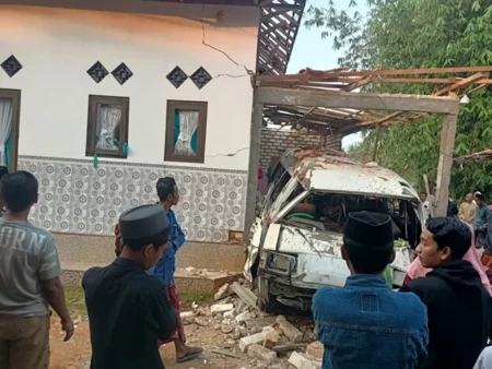 Ledakan Hebat Gegerkan Warga Abunten Sumenep, Satu Korban Terluka Foto BeritaJatim.com