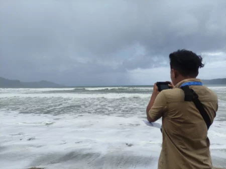 Gelombang Tinggi 3 Meter Hantam Pantai Selatan Pacitan, Nelayan Diminta Waspada Foto BeritaJatim.com