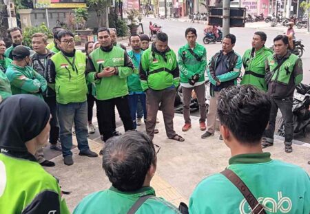 Ojol Lamongan Gelar Aksi Damai, Kecam Brimob atas Tewasnya Affan dalam Tragedi Demo Jakarta Foto BeritaJatim.com
