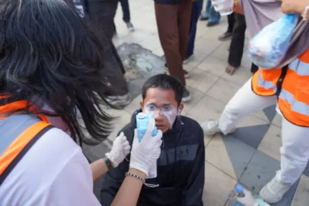 Relawan Medis Berjibaku Selamatkan Massa Demo Depan Grahadi Surabaya Foto BeritaJatim.com