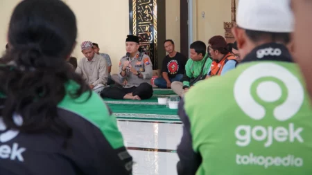 Pasca Tragedi Jakarta, Komunitas Ojol di Gresik Sholat Gaib Bersama Polisi Foto BeritaJatim.com