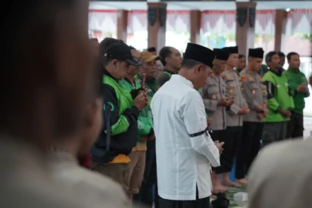 Solidaritas Ojol Pacitan: Doa Bersama untuk Affan Kurniawan Foto BeritaJatim.com