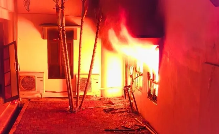 Kerusuhan di Gedung DPRD Kabupaten Blitar, Massa Rusak Fasilitas hingga Nyaris Terbakar Foto BeritaJatim.com
