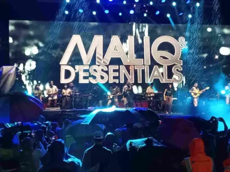 Diwarnai Rintik Hujan, Happy Asmara dan Maliq & d”Essentials Hipnotis Ratusan Karyawan Freeport di Gresik Foto BeritaJatim.com