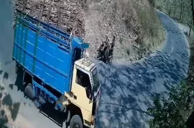 Kecelakaan Mencekam di Blitar: Truk Tebu Terguling dan Timpa Pengendara Motor Foto BeritaJatim.com