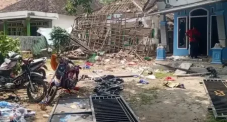Rumah Terduga Pelaku Pembunuhan Bocah di Pasuruan Dirusak Massa, Emosi Warga Memuncak Foto BeritaJatim.com