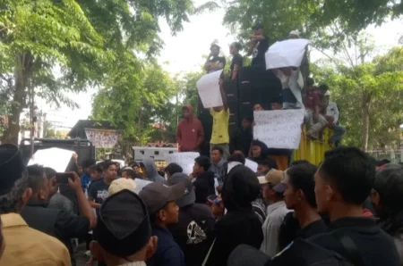 Ratusan Warga Madura Desak Bea Cukai Tegakkan Aturan Produk Tembakau dan Dukung Petani Foto BeritaJatim.com