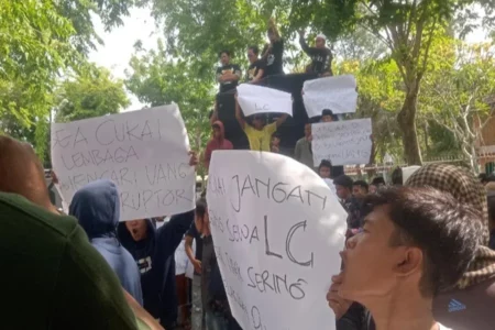 Ini Tuntutan Massa dalam Demo Bea Cukai Madura Foto BeritaJatim.com