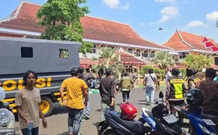 Puluhan Mahasiswa UNIRA Kecoh Aparat, Terobos Kantor Bupati Pamekasan Foto BeritaJatim.com