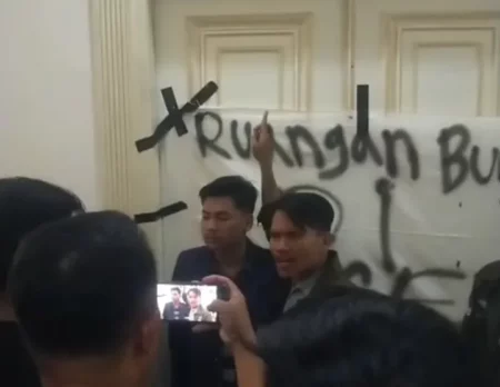 Mahasiswa UNIRA Segel Ruang Kerja Bupati Pamekasan, Ada Apa? Foto BeritaJatim.com
