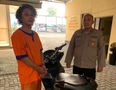 Pelaku Curanmor di Gresik Ditangkap Usai Dihajar Warga, Kerugian Capai Rp24 Juta Foto BeritaJatim.com