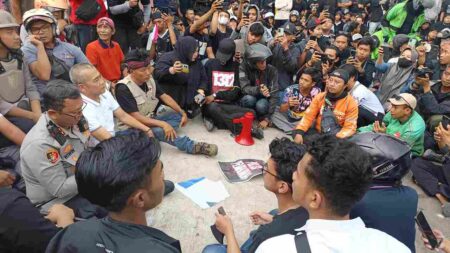 Tuntutan Ditandatangani, Aksi Ribuan Massa di Madiun Tetap Berakhir Bentrok Foto BeritaJatim.com