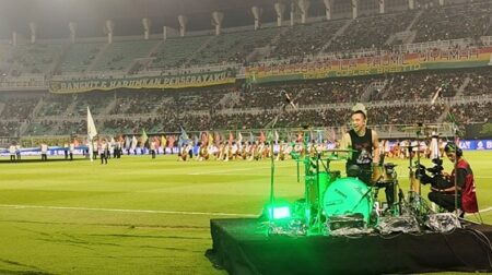 Gebukan Drum Ikmal Tobing Guncang Opening Super League 2025/2026 Foto BeritaJatim.com