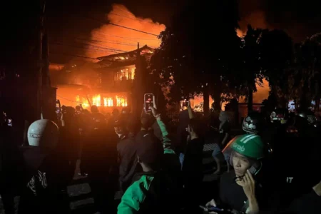 Jalan Depan DPRD Kota Kediri Penuh Massa, Mobil Damkar Tak Bisa Bergerak Foto BeritaJatim.com