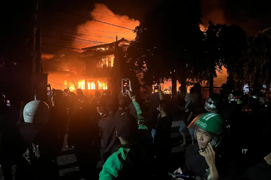 Jalan Depan DPRD Kota Kediri Penuh Massa, Mobil Damkar Tak Bisa Bergerak Foto BeritaJatim.com