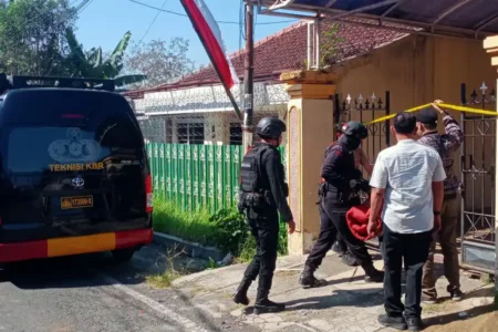Jibom Brimob Evakuasi Benda Diduga Granat di Rumah Eks Kos Blimbing Malang Foto BeritaJatim.com