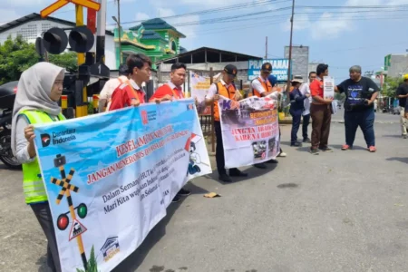 HUT ke-80 RI, KAI Sosialisasi Keselamatan di 80 Titik Sepanjang Madiun-Blitar Foto BeritaJatim.com