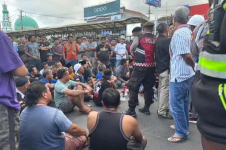 Sopir Truk Blokade Akses Masuk Pelabuhan Ketapang, Tuntut Fasilitas dan Perlakuan Adil Foto BeritaJatim.com