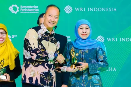 Jatim Peringkat I Implementasi Ekonomi Hijau, Khofifah Terima Penghargaan Menperin Foto BeritaJatim.com